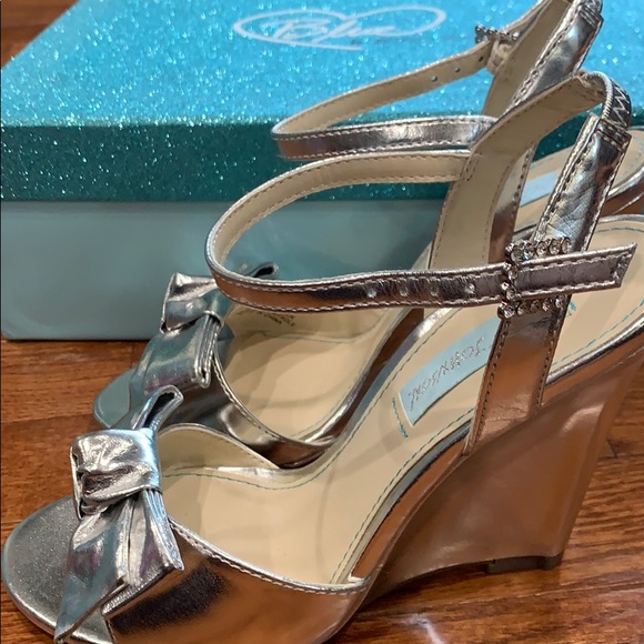 Betsy Johnson Silver Metallic Wedge size 6 - Picture 5 of 7